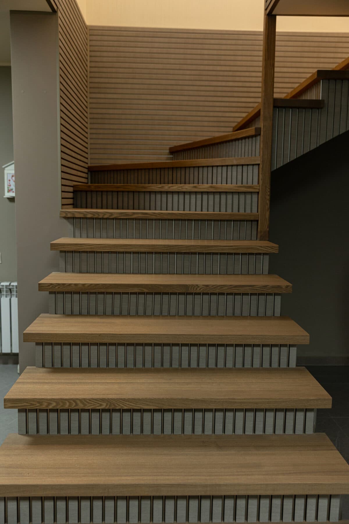 TAMO ash residential stairs — solid radial lamella